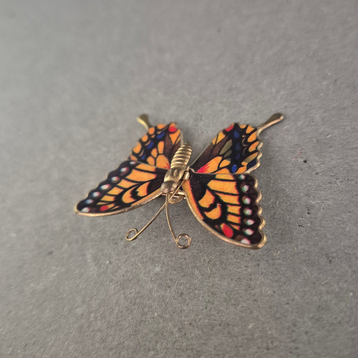 Bunte Vintage Schmetterlingsbrosche – Emaille im Retro-Look