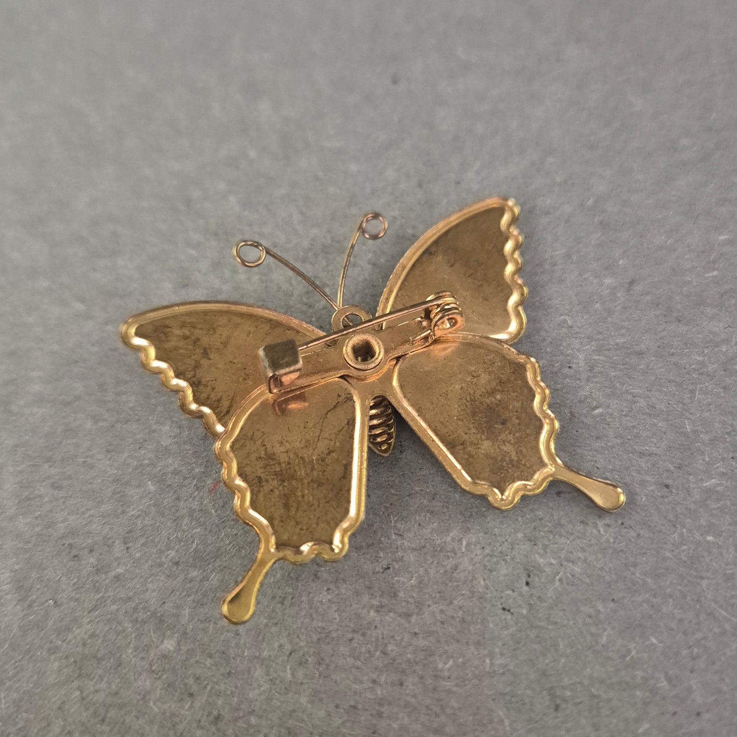 Bunte Vintage Schmetterlingsbrosche – Emaille im Retro-Look