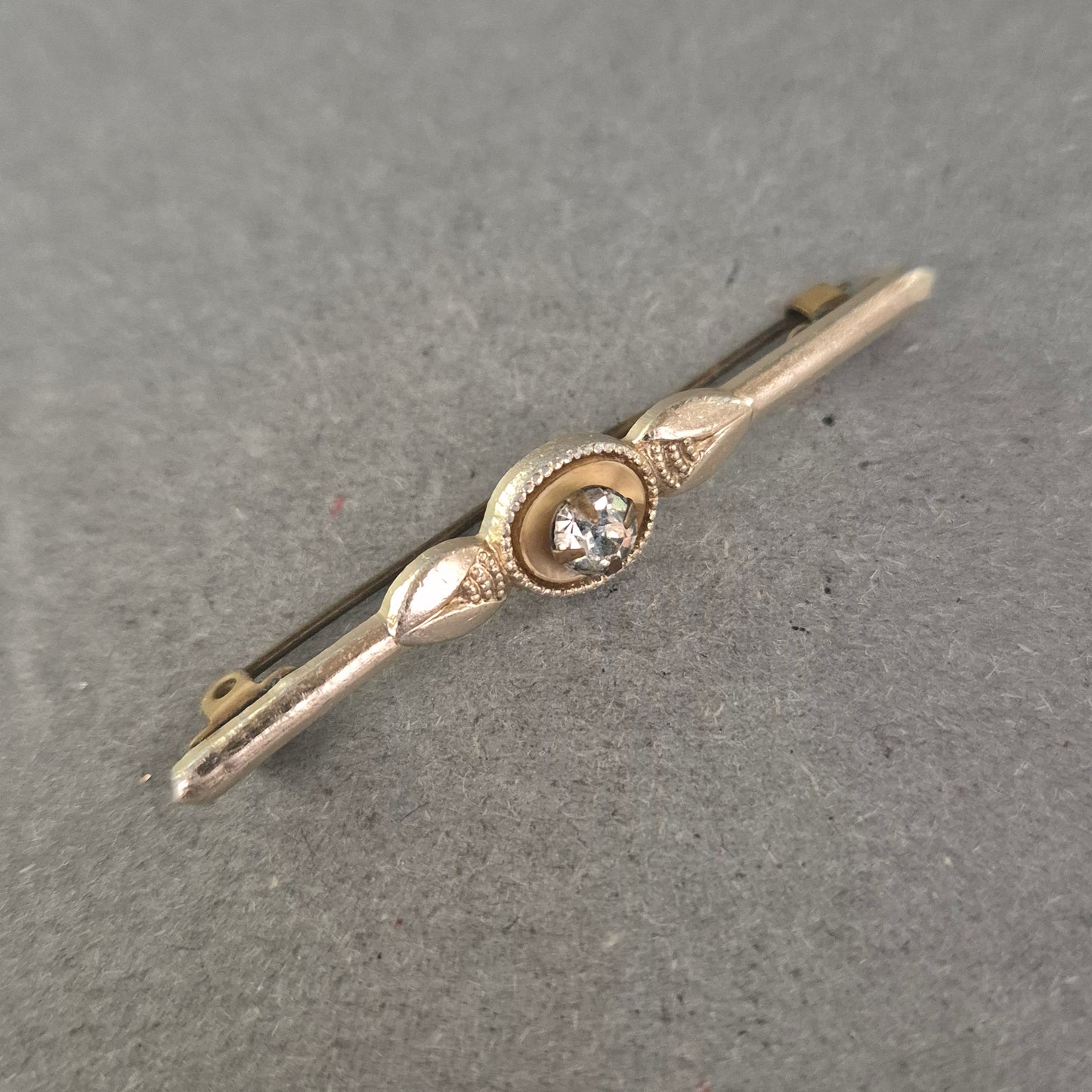 Zarte Vintage Anstecknadel in Goldoptik mit Kristallstein