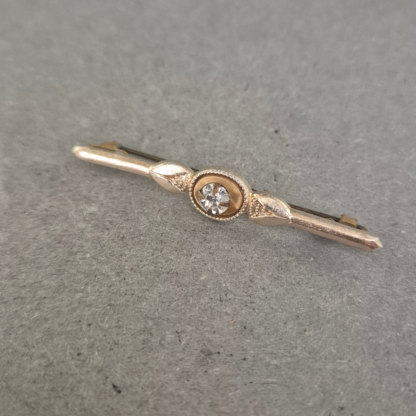 Zarte Vintage Anstecknadel in Goldoptik mit Kristallstein