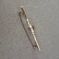 Zarte Vintage Anstecknadel in Goldoptik mit Kristallstein