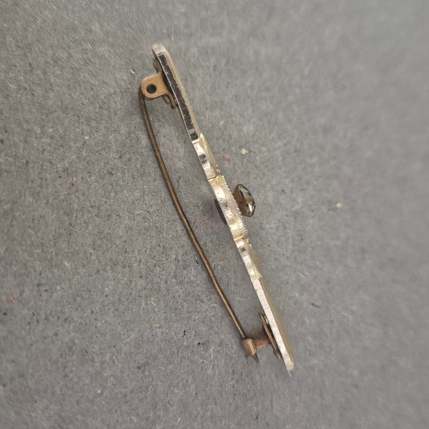 Zarte Vintage Anstecknadel in Goldoptik mit Kristallstein