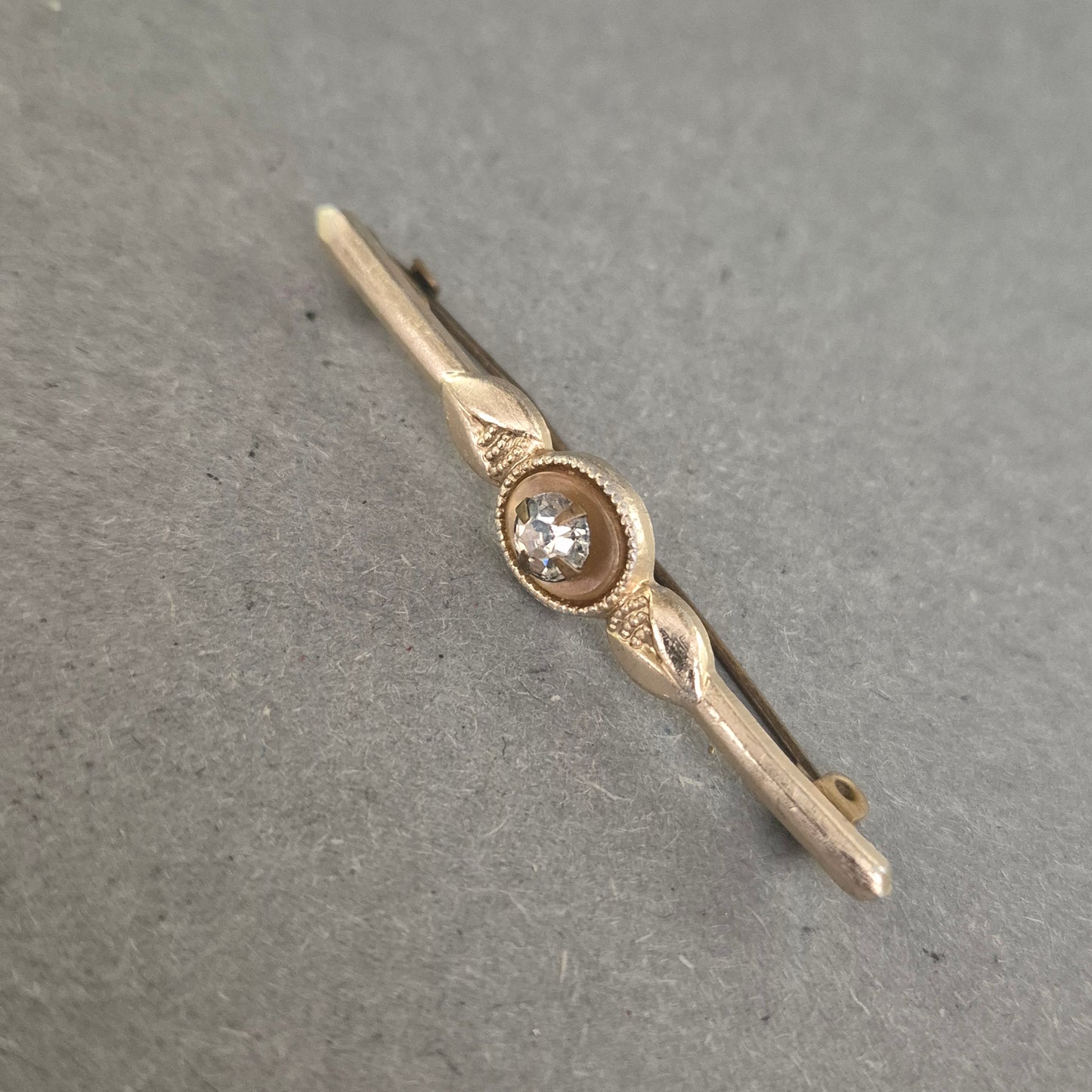 Zarte Vintage Anstecknadel in Goldoptik mit Kristallstein