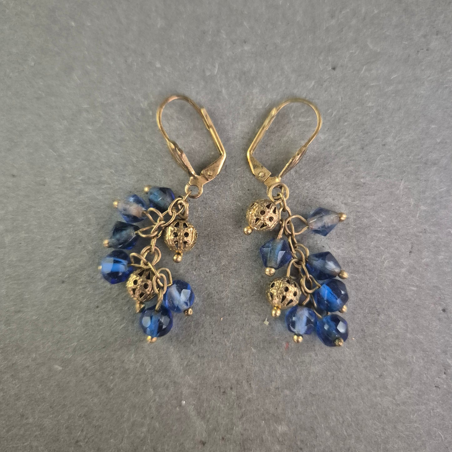 Vintage Ohrhänger in Bronzeoptik mit blauen Glasperlen