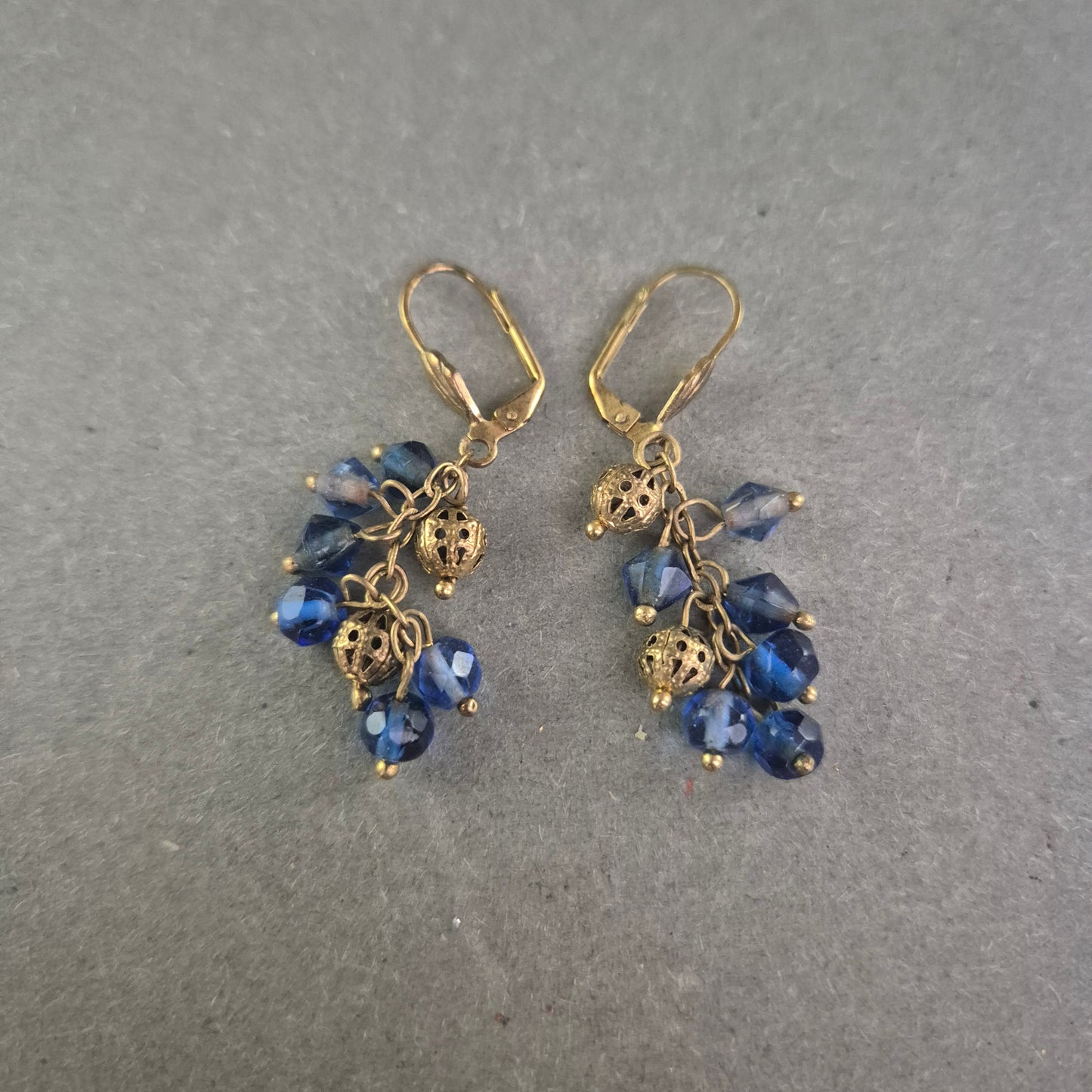 Vintage Ohrhänger in Bronzeoptik mit blauen Glasperlen