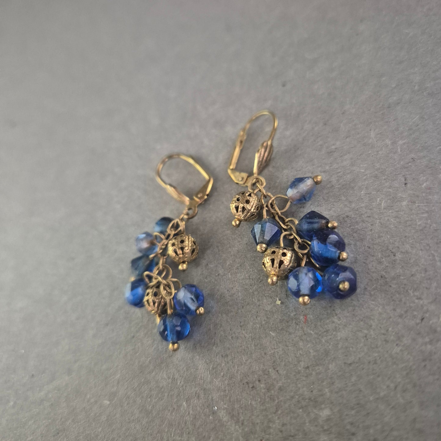 Vintage Ohrhänger in Bronzeoptik mit blauen Glasperlen