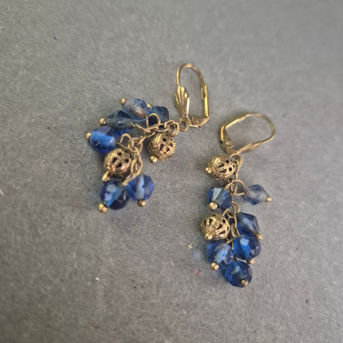 Vintage Ohrhänger in Bronzeoptik mit blauen Glasperlen