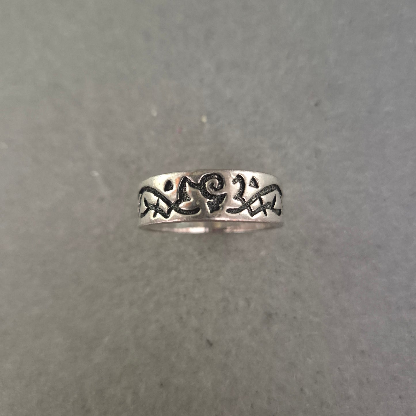 Silberfarbener Tribal-Ring – Breites Band mit schwarzer Gravur