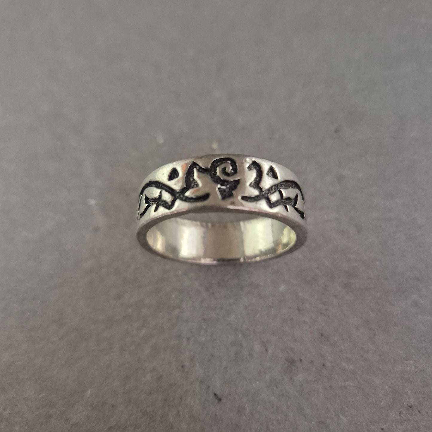 Silberfarbener Tribal-Ring – Breites Band mit schwarzer Gravur