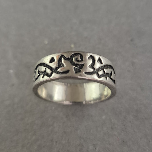 Silberfarbener Tribal-Ring – Breites Band mit schwarzer Gravur