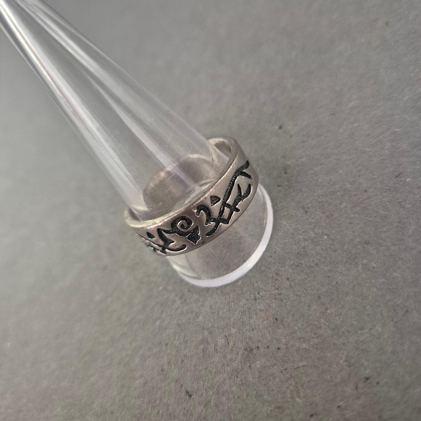 Silberfarbener Tribal-Ring – Breites Band mit schwarzer Gravur