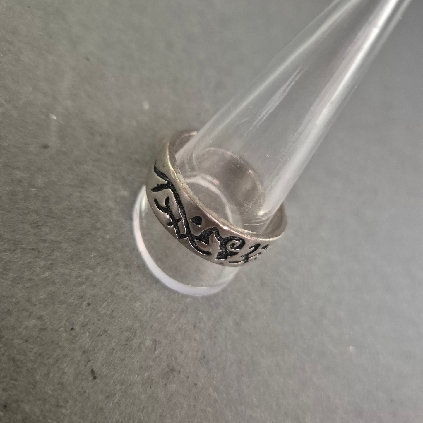 Silberfarbener Tribal-Ring – Breites Band mit schwarzer Gravur