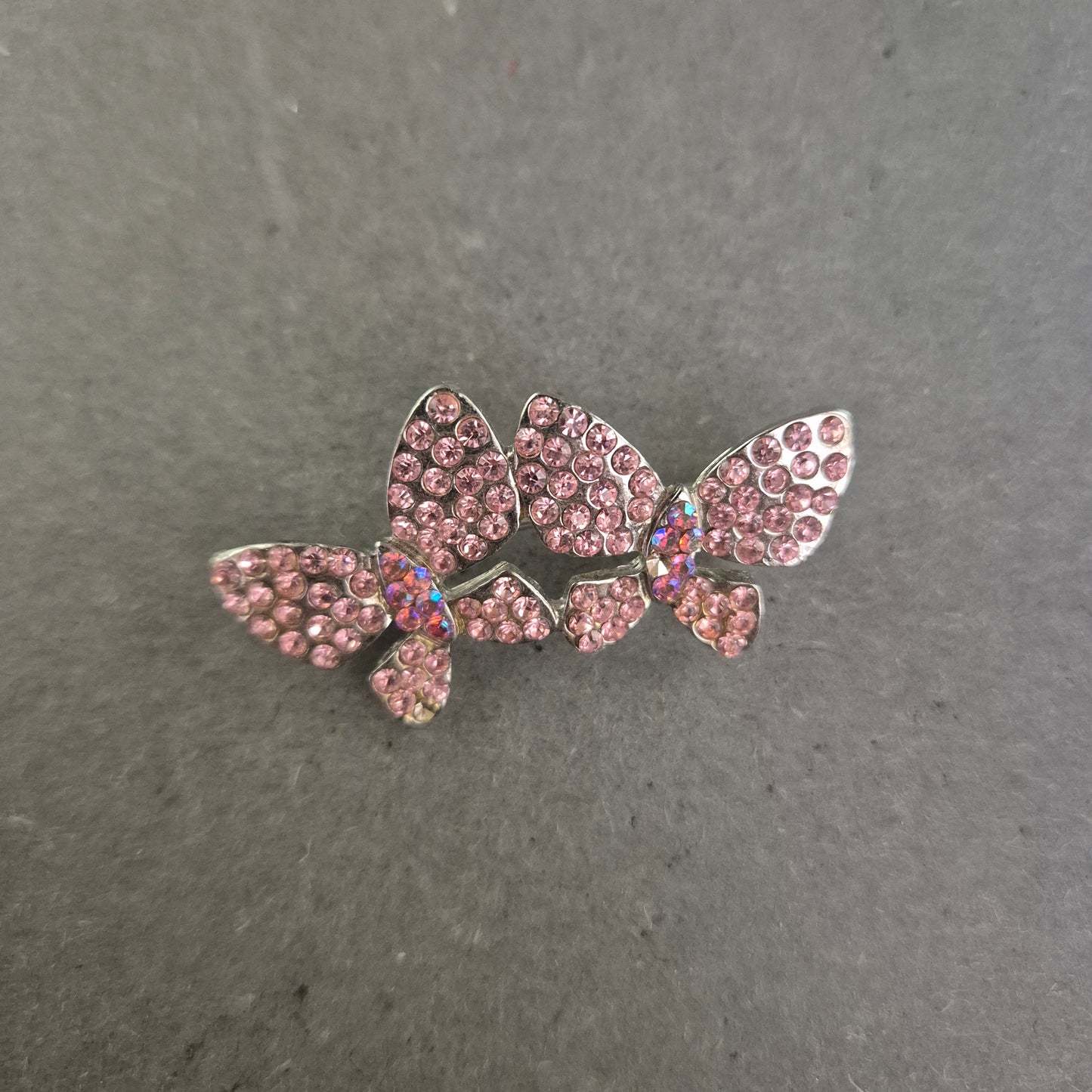 Glitzernde Schmetterlingsbrosche mit rosa Strasssteinen