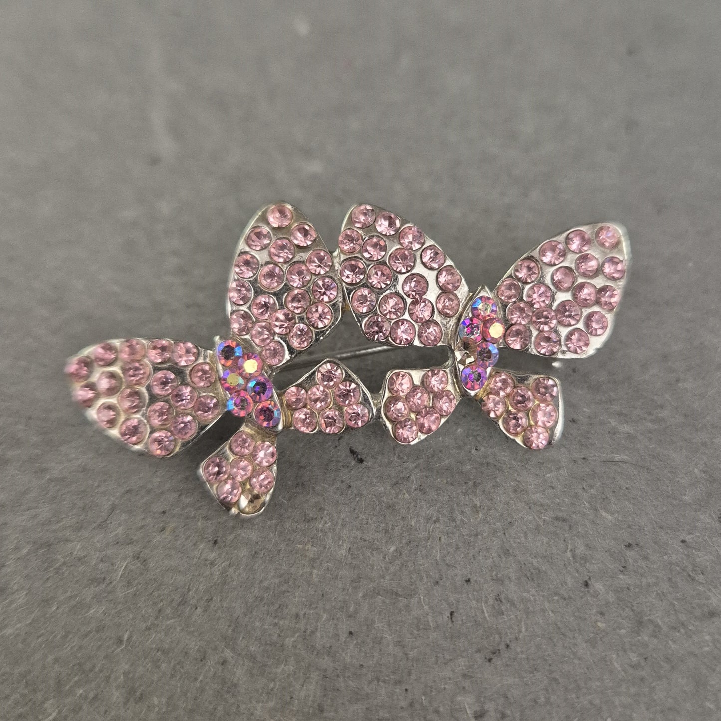 Glitzernde Schmetterlingsbrosche mit rosa Strasssteinen