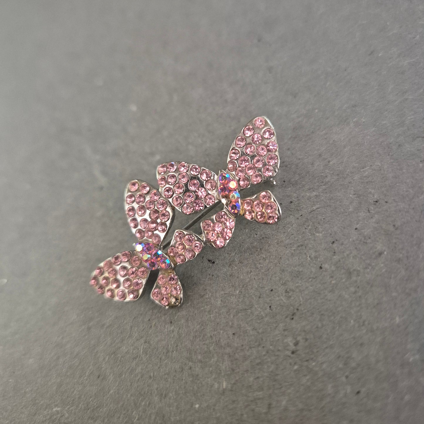 Glitzernde Schmetterlingsbrosche mit rosa Strasssteinen