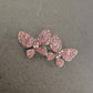 Glitzernde Schmetterlingsbrosche mit rosa Strasssteinen