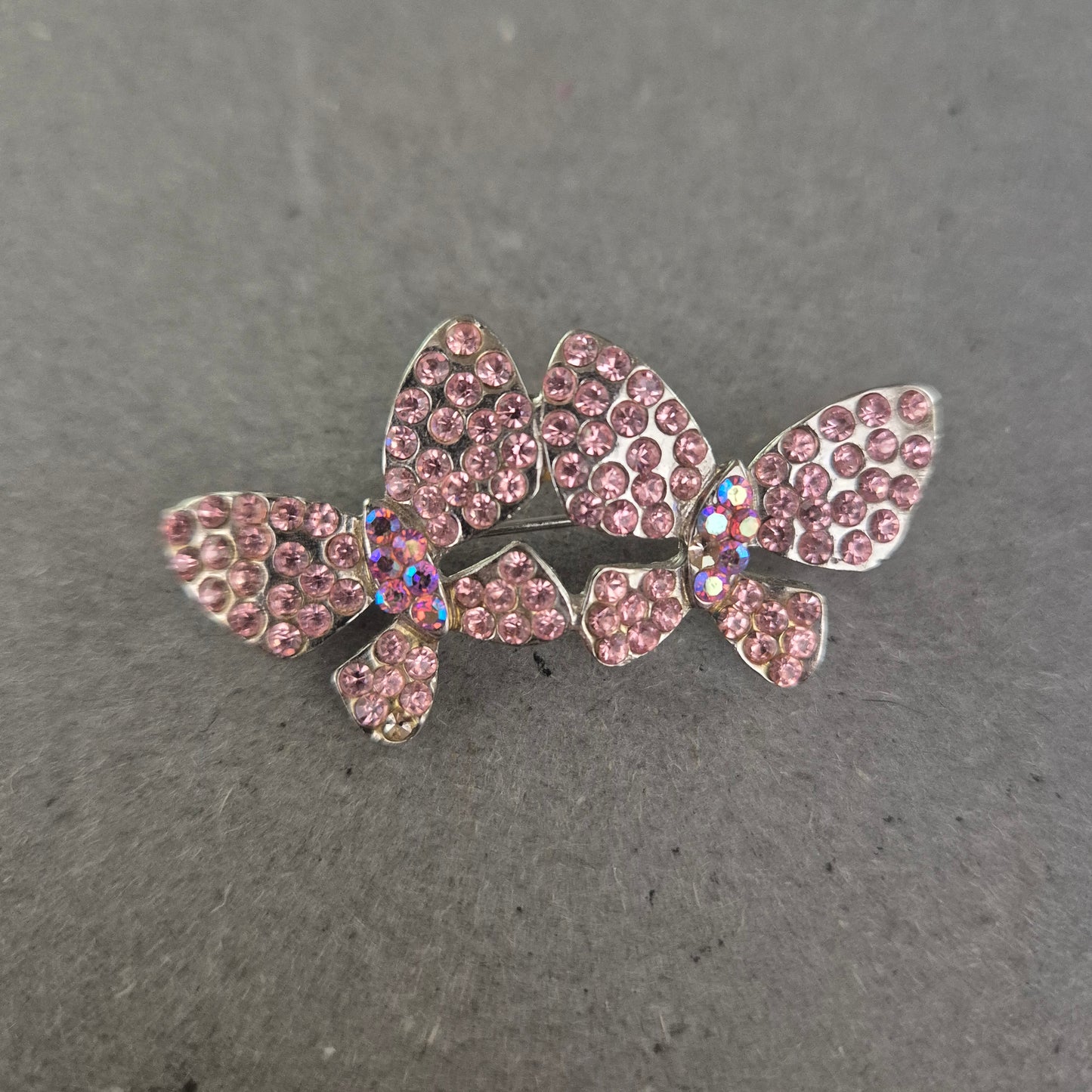 Glitzernde Schmetterlingsbrosche mit rosa Strasssteinen