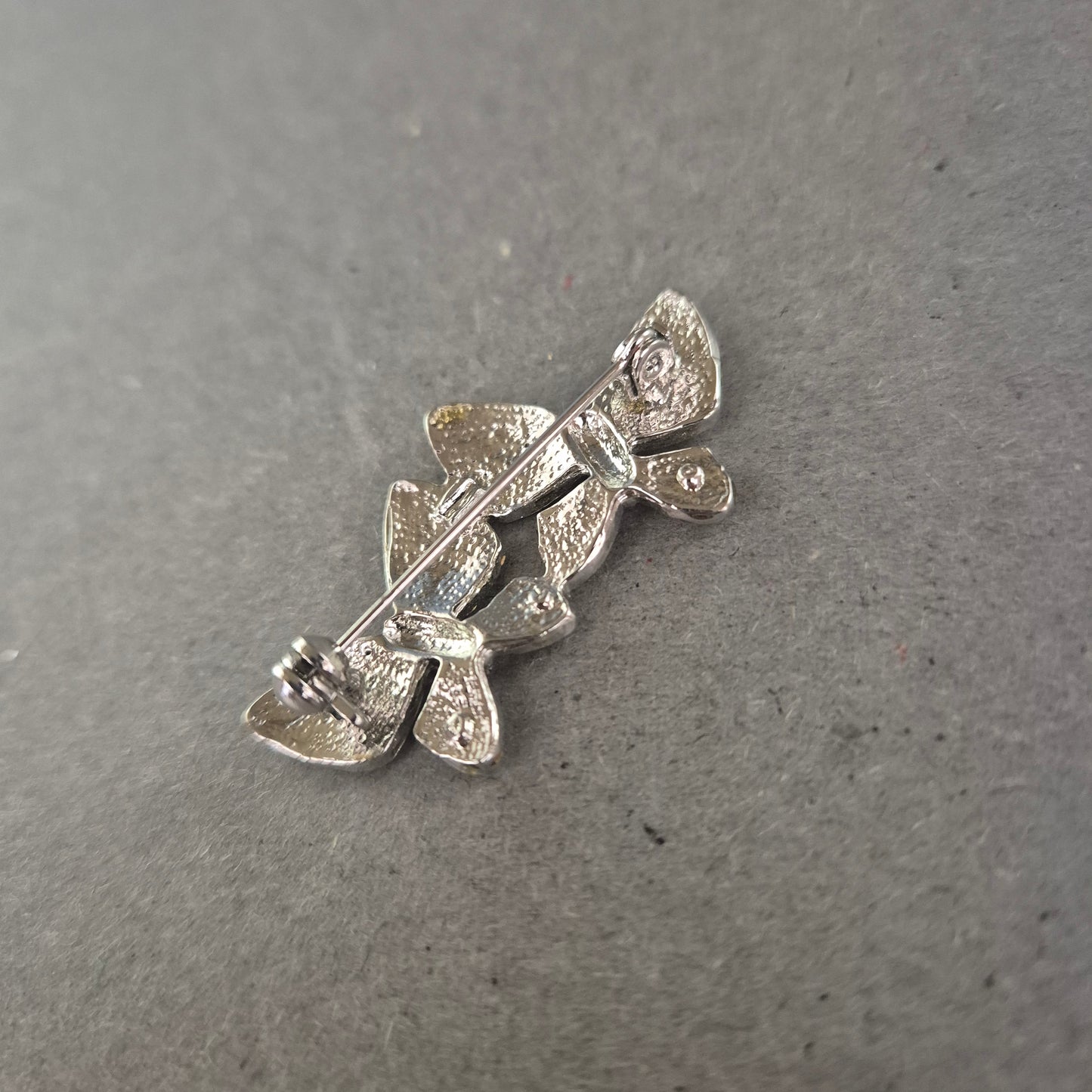 Glitzernde Schmetterlingsbrosche mit rosa Strasssteinen