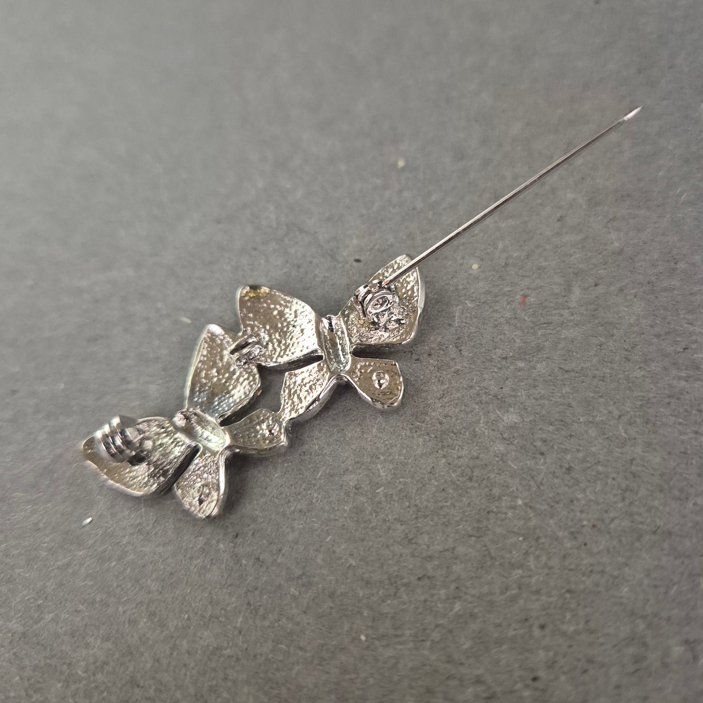 Glitzernde Schmetterlingsbrosche mit rosa Strasssteinen