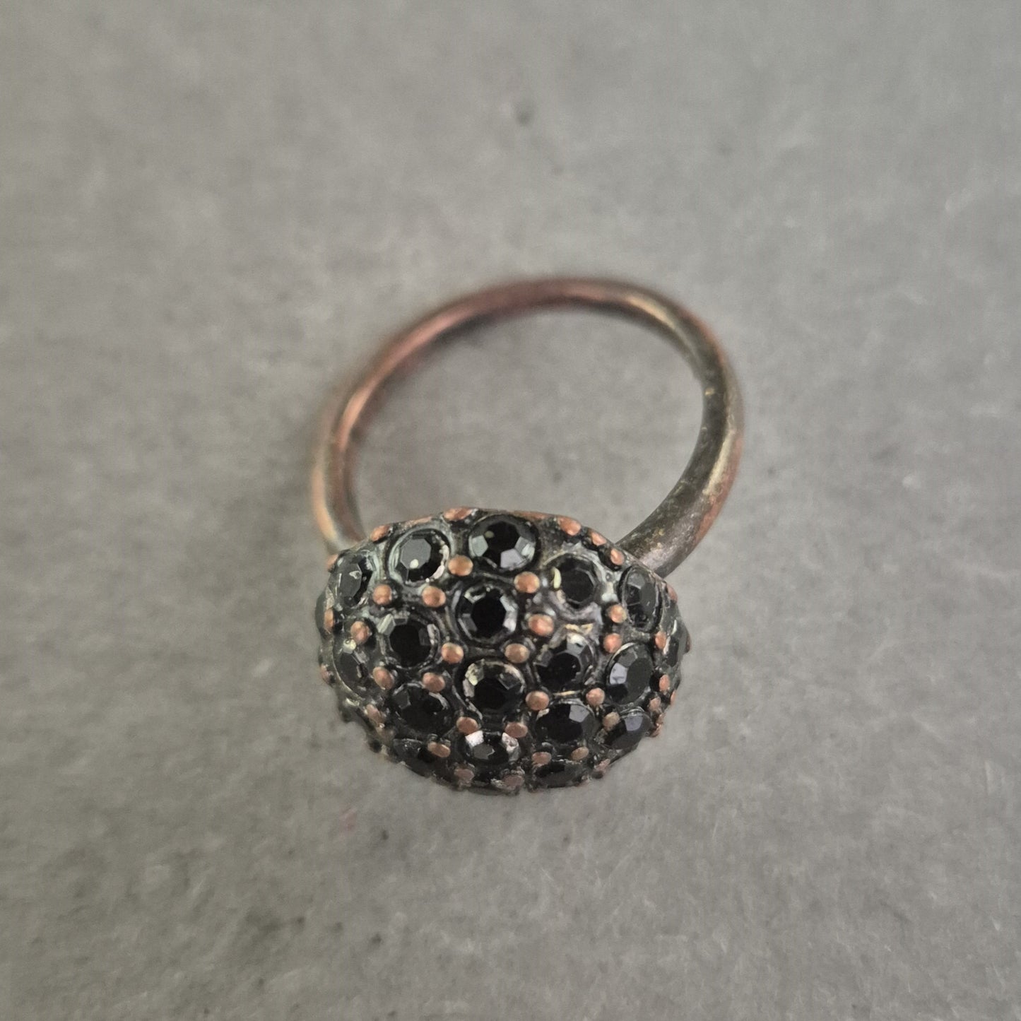 Statement-Ring mit schwarzen Strasssteinen im Vintage-Stil