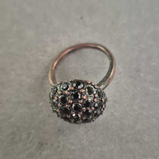 Statement-Ring mit schwarzen Strasssteinen im Vintage-Stil