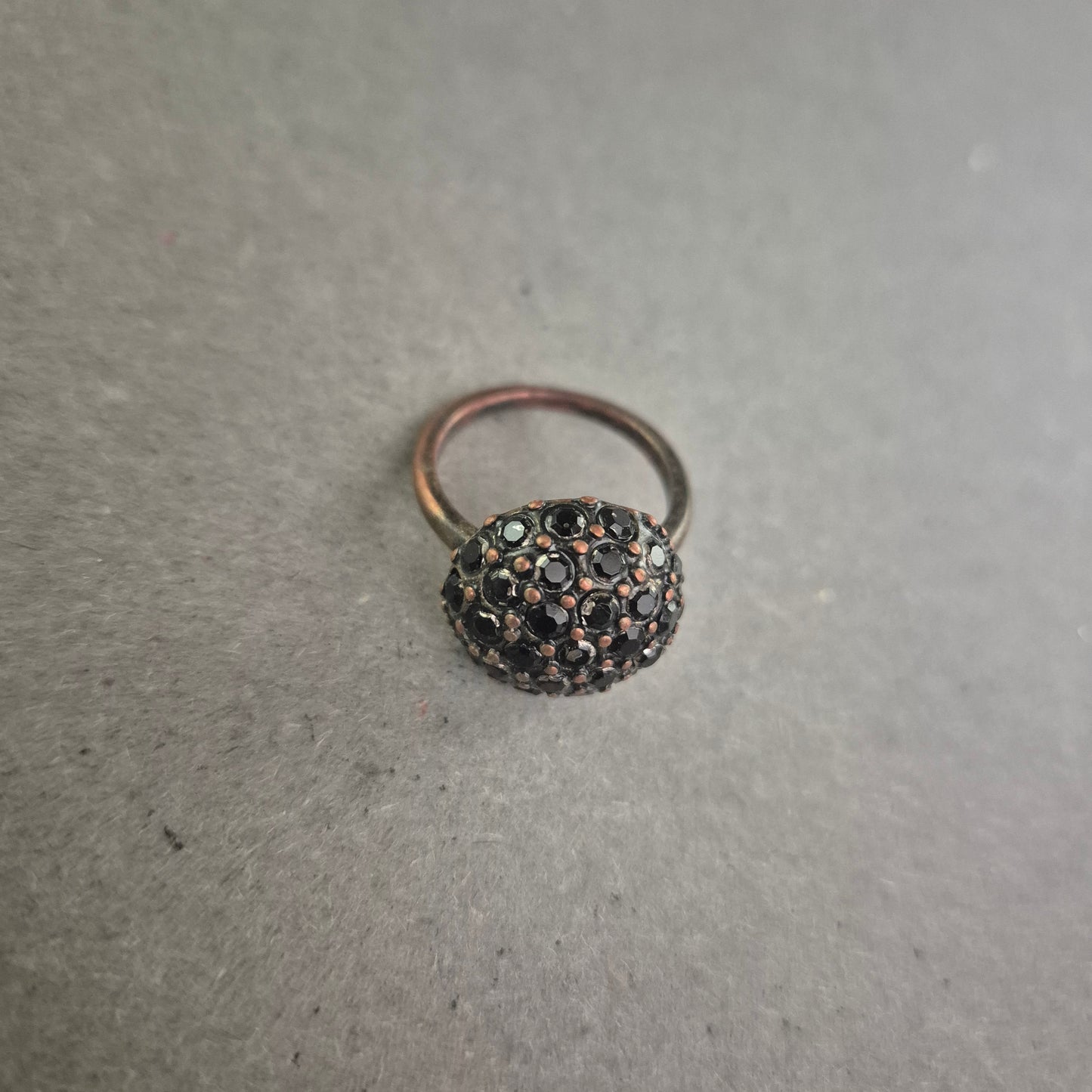 Statement-Ring mit schwarzen Strasssteinen im Vintage-Stil