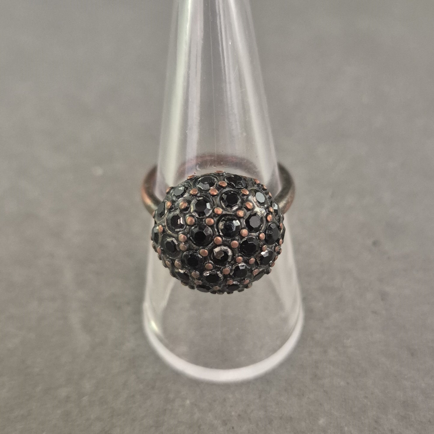 Statement-Ring mit schwarzen Strasssteinen im Vintage-Stil