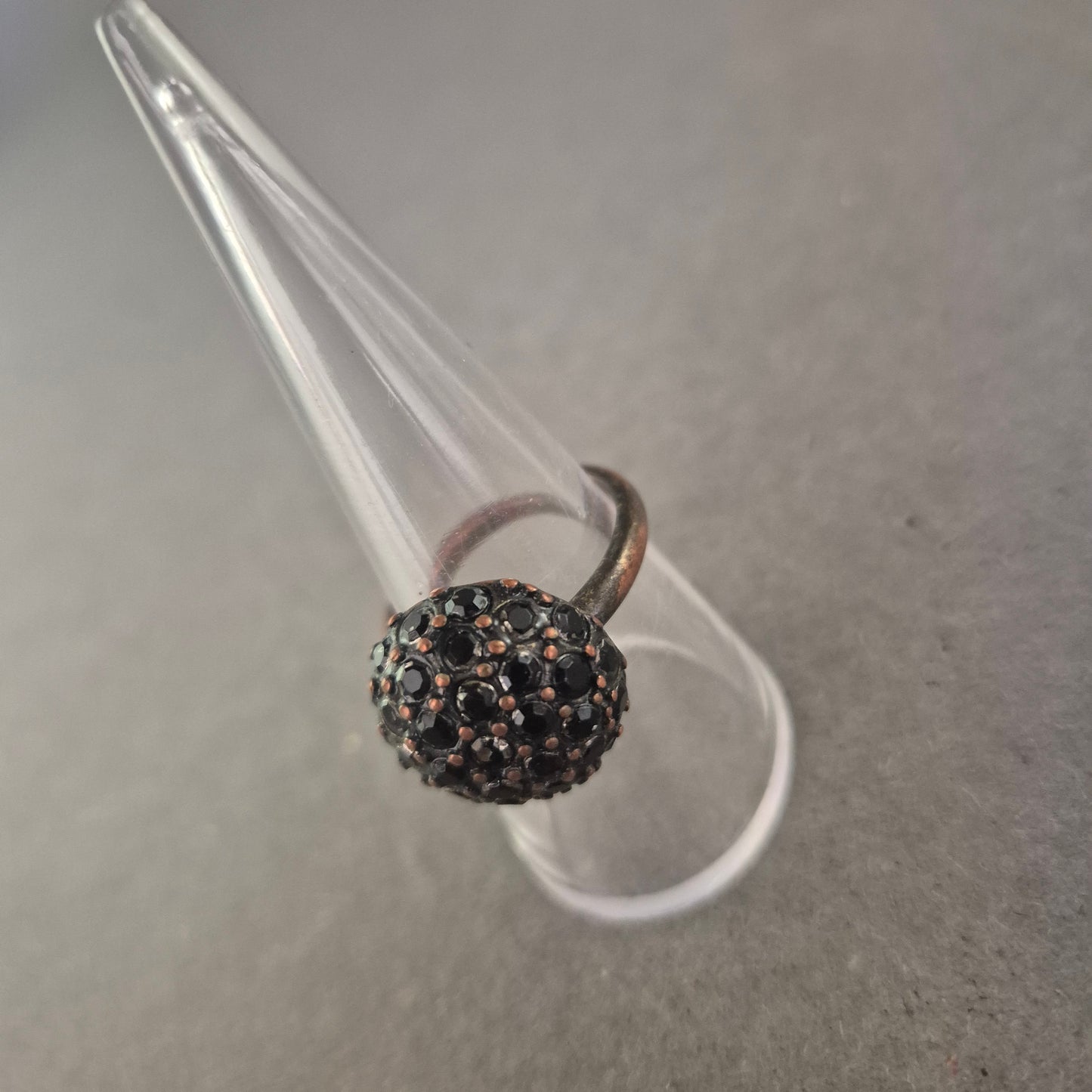 Statement-Ring mit schwarzen Strasssteinen im Vintage-Stil