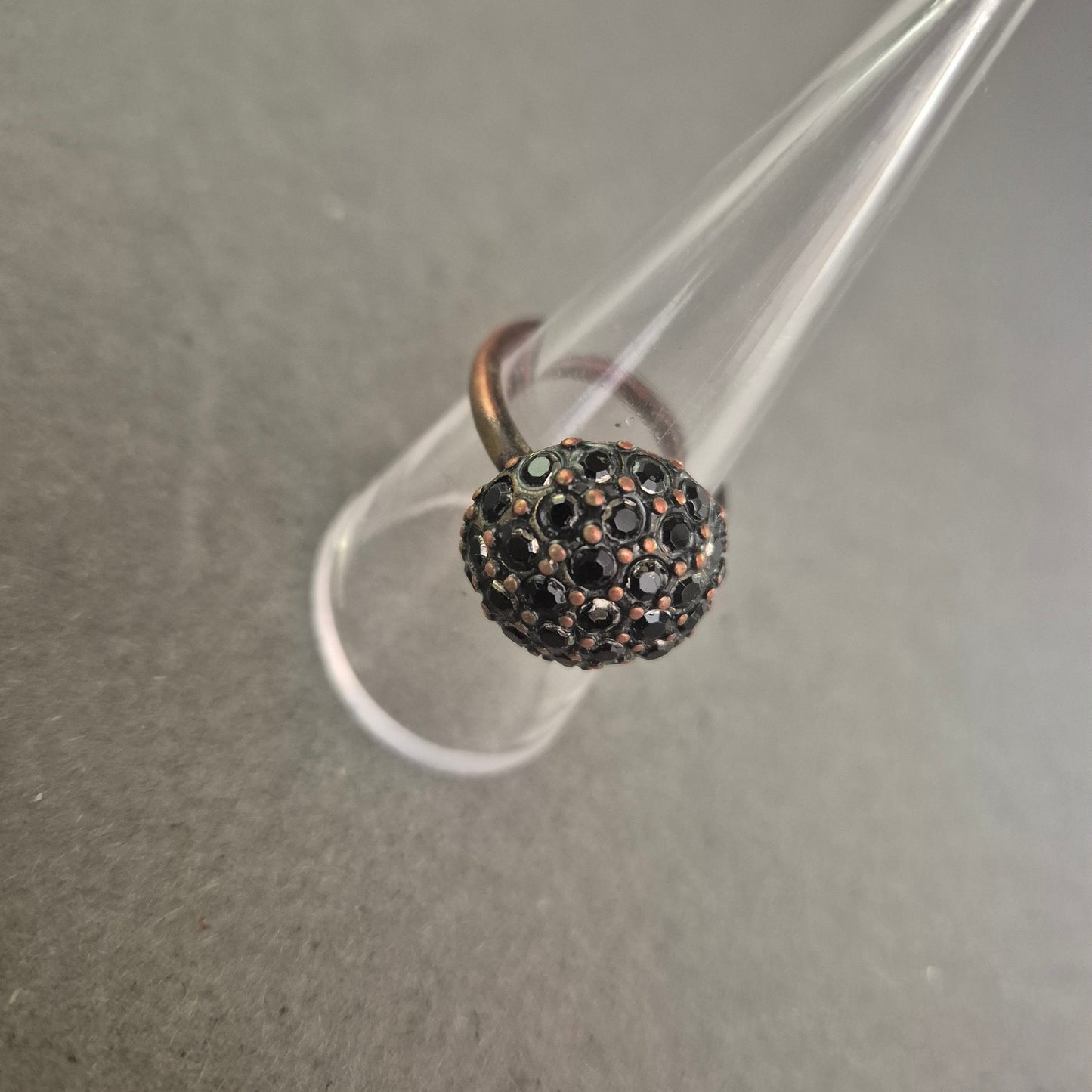 Statement-Ring mit schwarzen Strasssteinen im Vintage-Stil