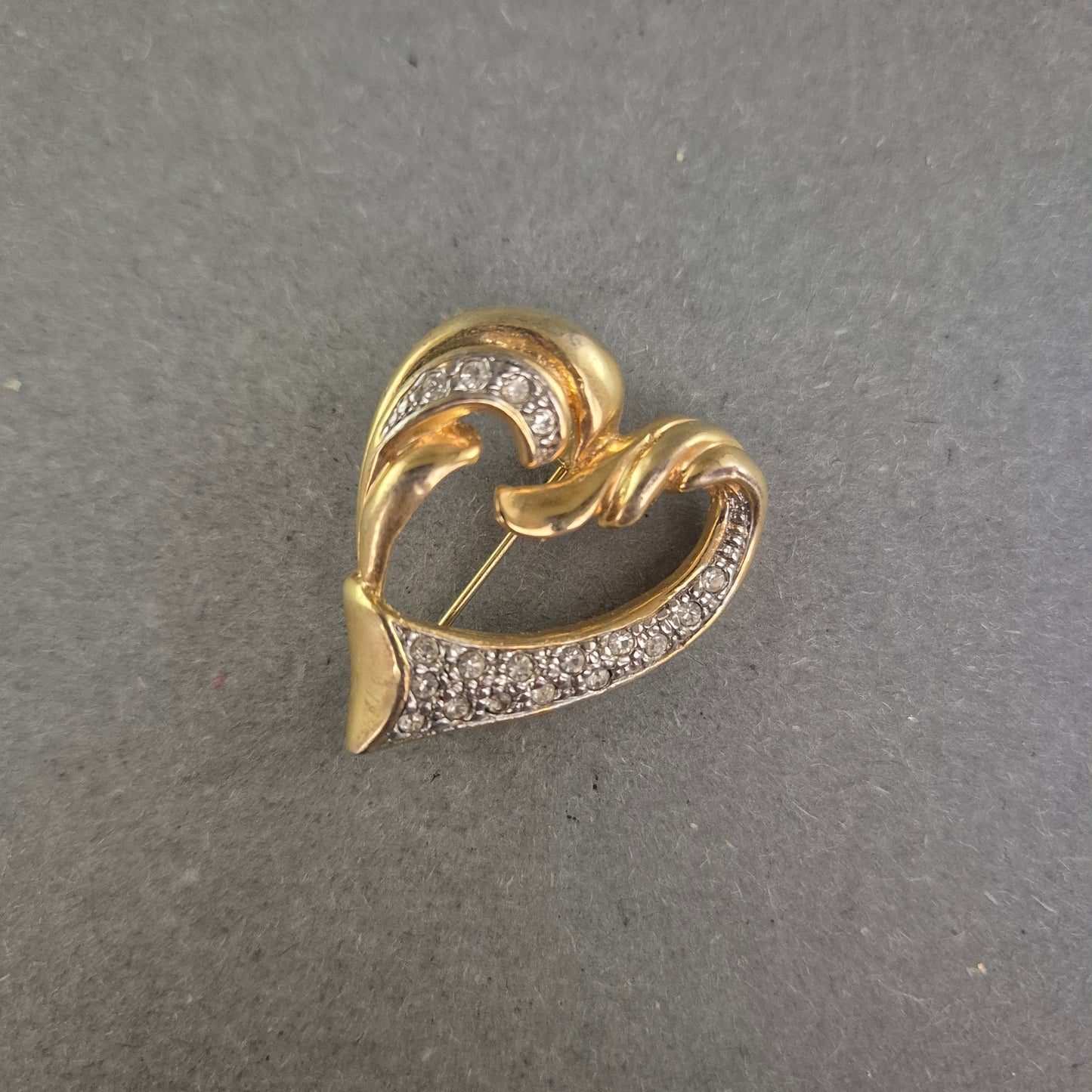 Goldfarbene Herzbrosche mit Strass – Elegant und verspielt