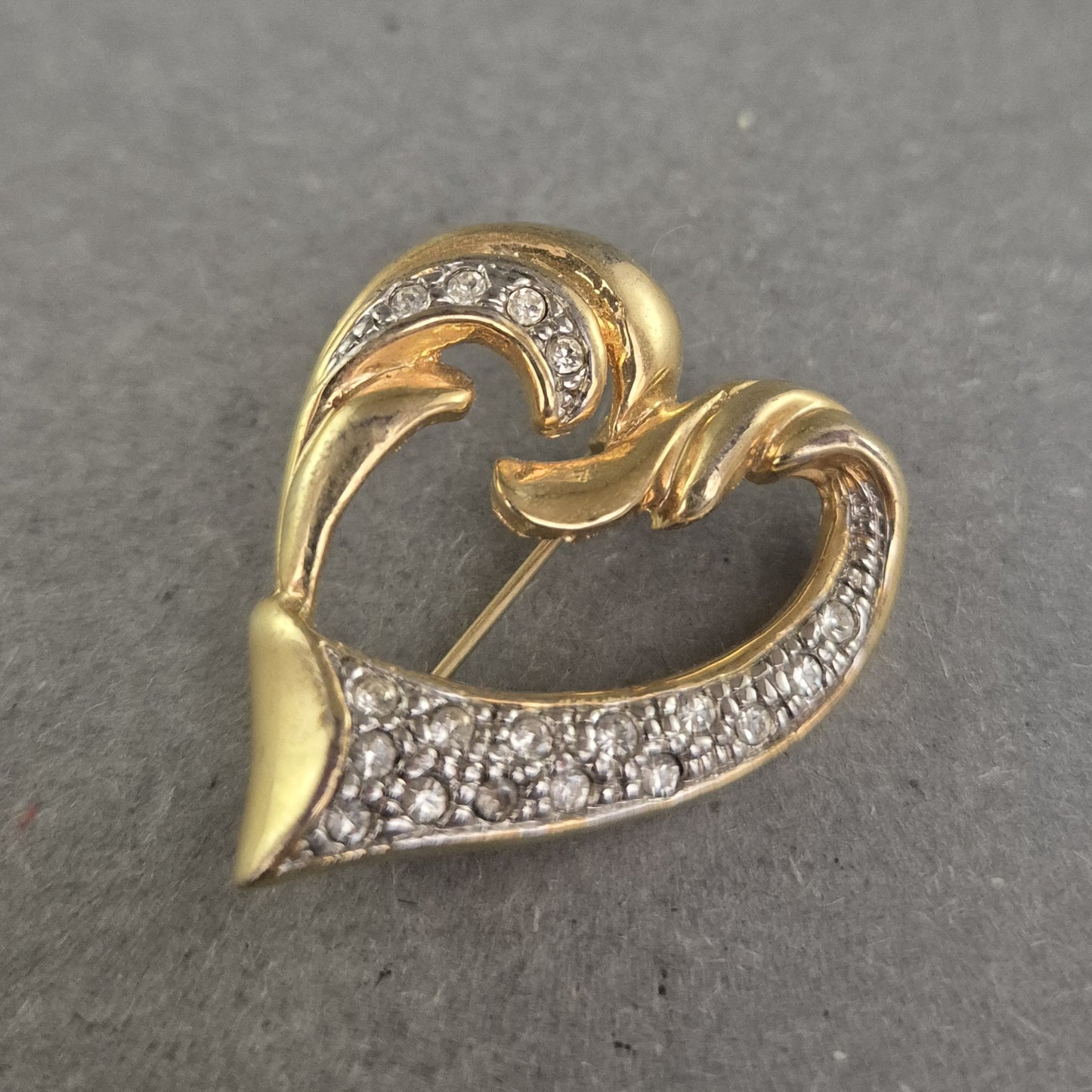 Goldfarbene Herzbrosche mit Strass – Elegant und verspielt