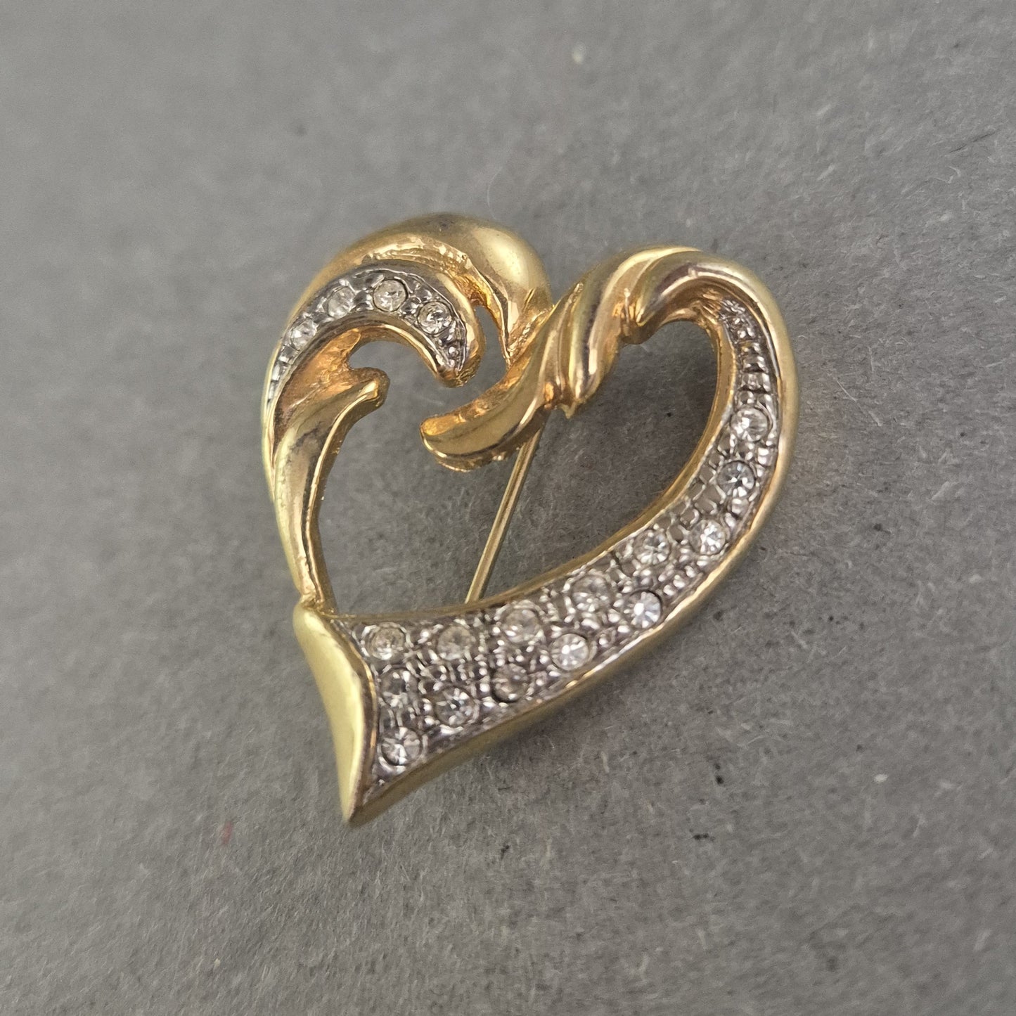 Goldfarbene Herzbrosche mit Strass – Elegant und verspielt