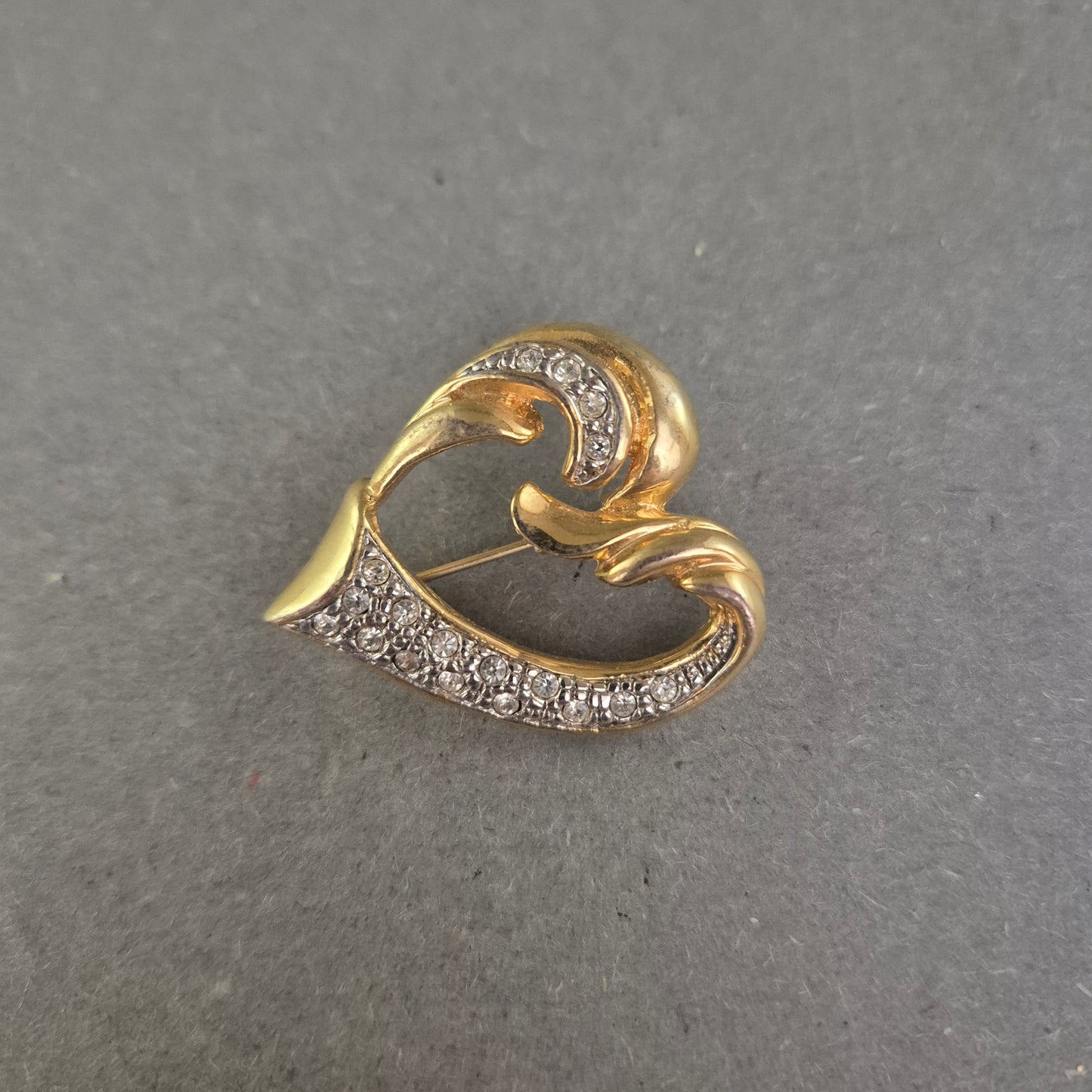 Goldfarbene Herzbrosche mit Strass – Elegant und verspielt