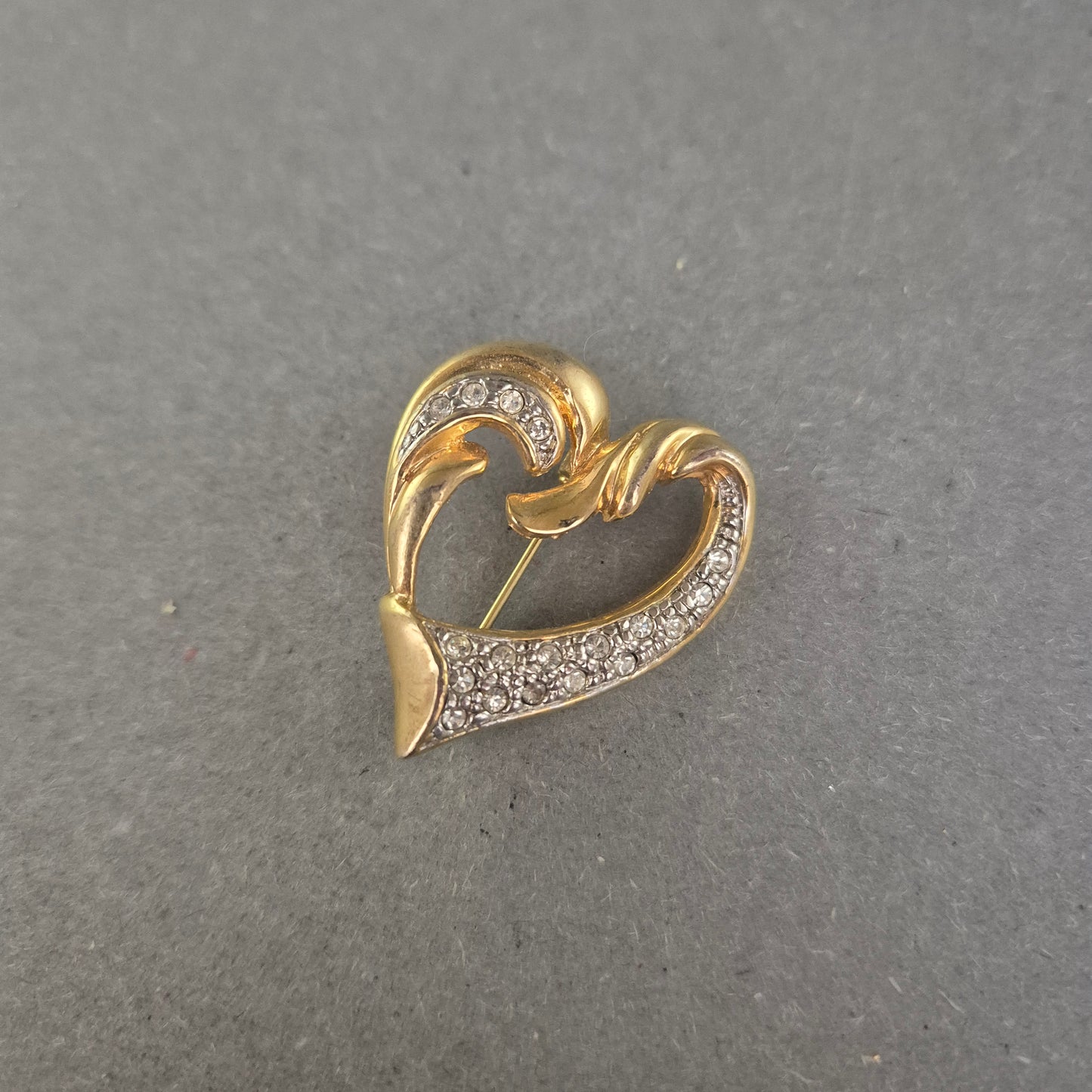 Goldfarbene Herzbrosche mit Strass – Elegant und verspielt