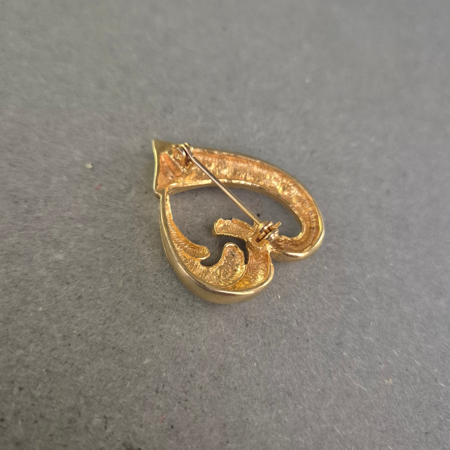 Goldfarbene Herzbrosche mit Strass – Elegant und verspielt