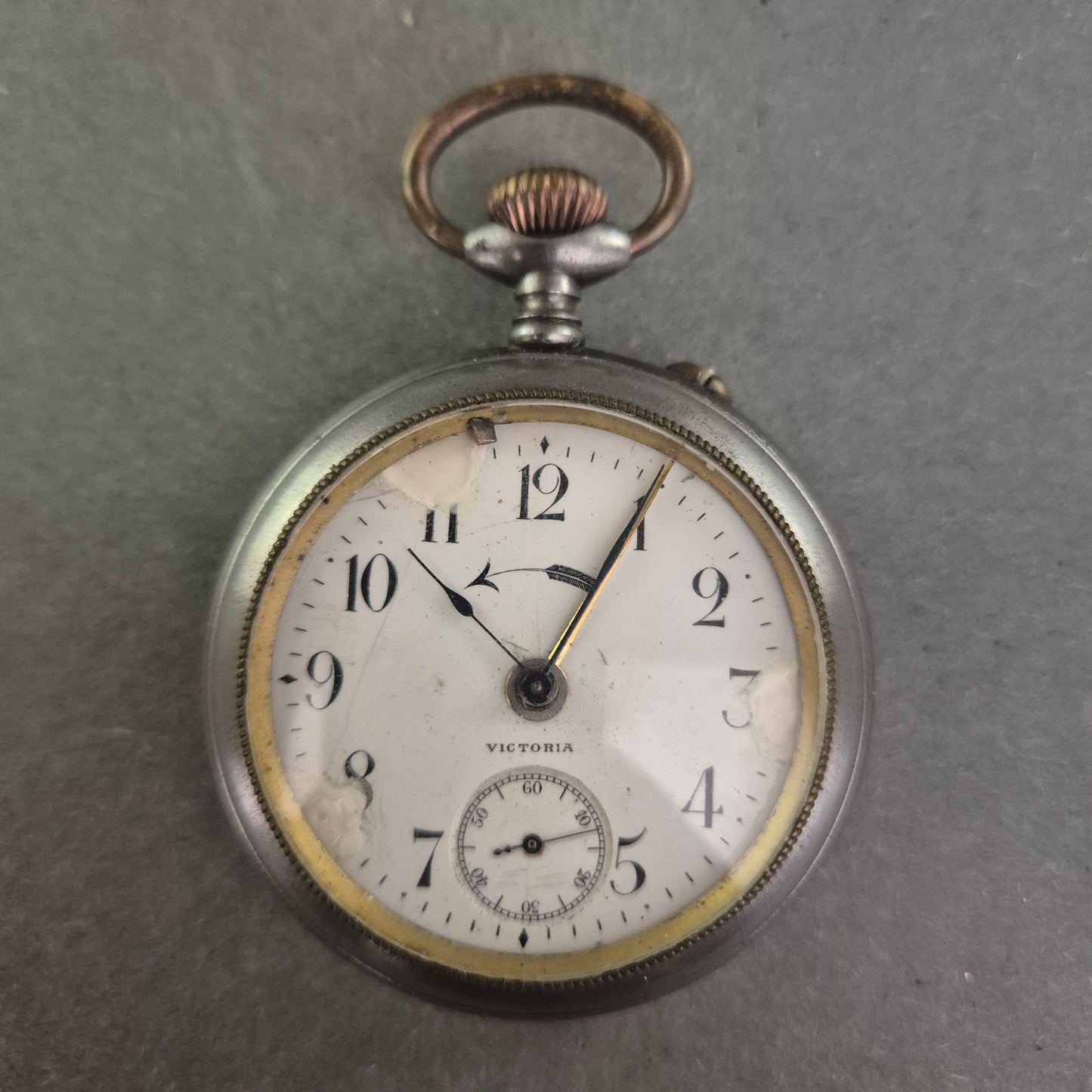 Antike Victoria Taschenuhr mit Weckfunktion – Mechanisches Sammlerstück