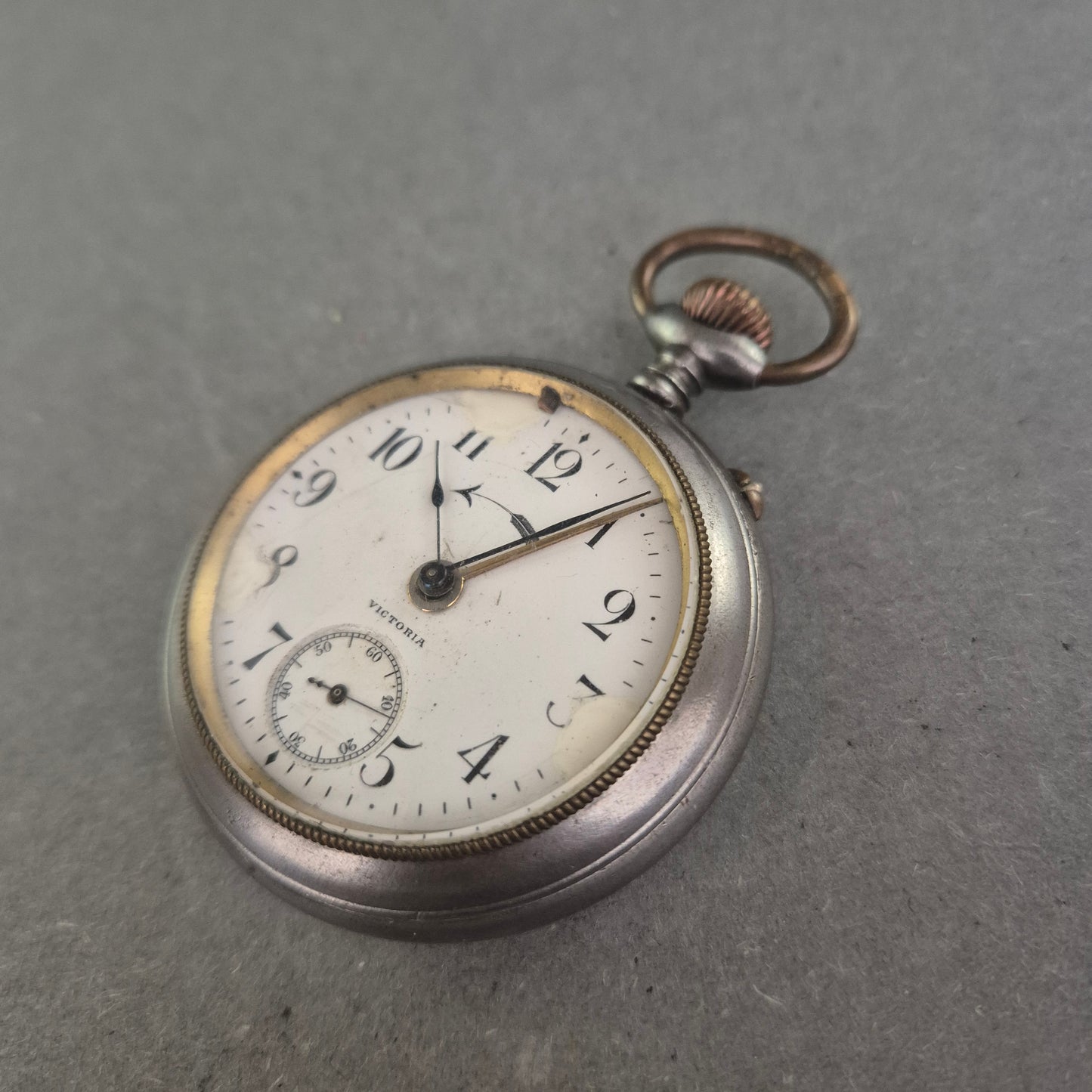 Antike Victoria Taschenuhr mit Weckfunktion – Mechanisches Sammlerstück