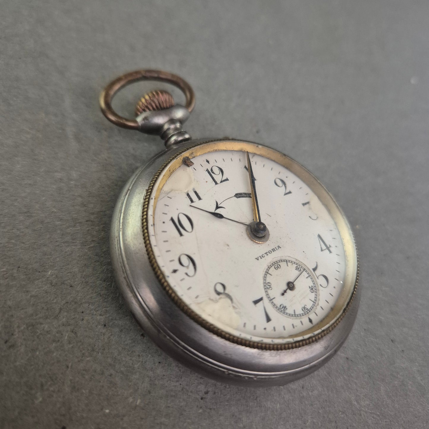 Antike Victoria Taschenuhr mit Weckfunktion – Mechanisches Sammlerstück