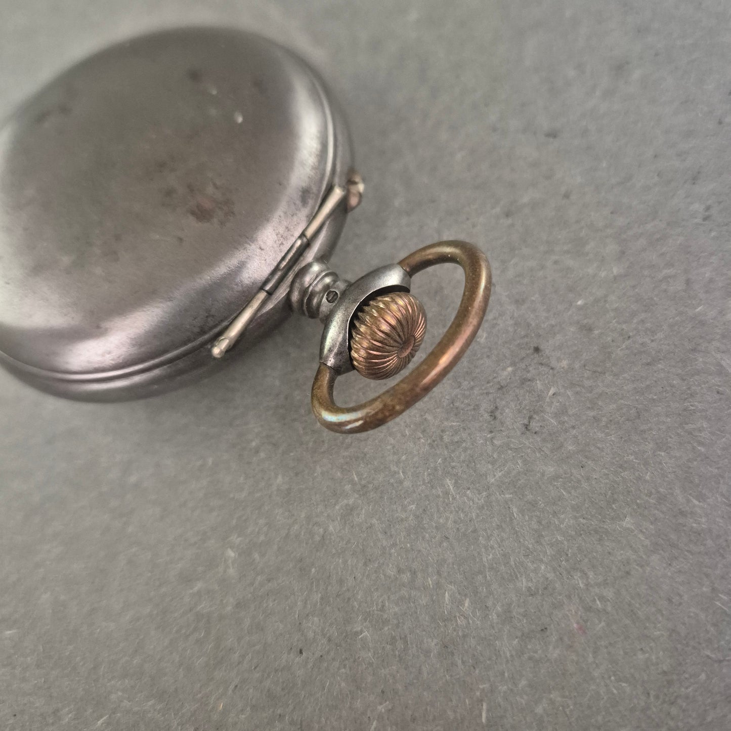 Antike Victoria Taschenuhr mit Weckfunktion – Mechanisches Sammlerstück