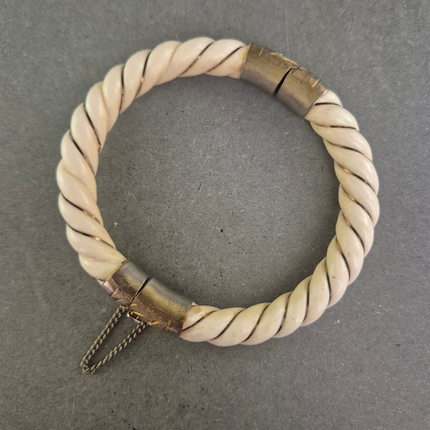 Antikes Armreif-Armband aus Bein – Gedrehtes Design mit Metallschließe