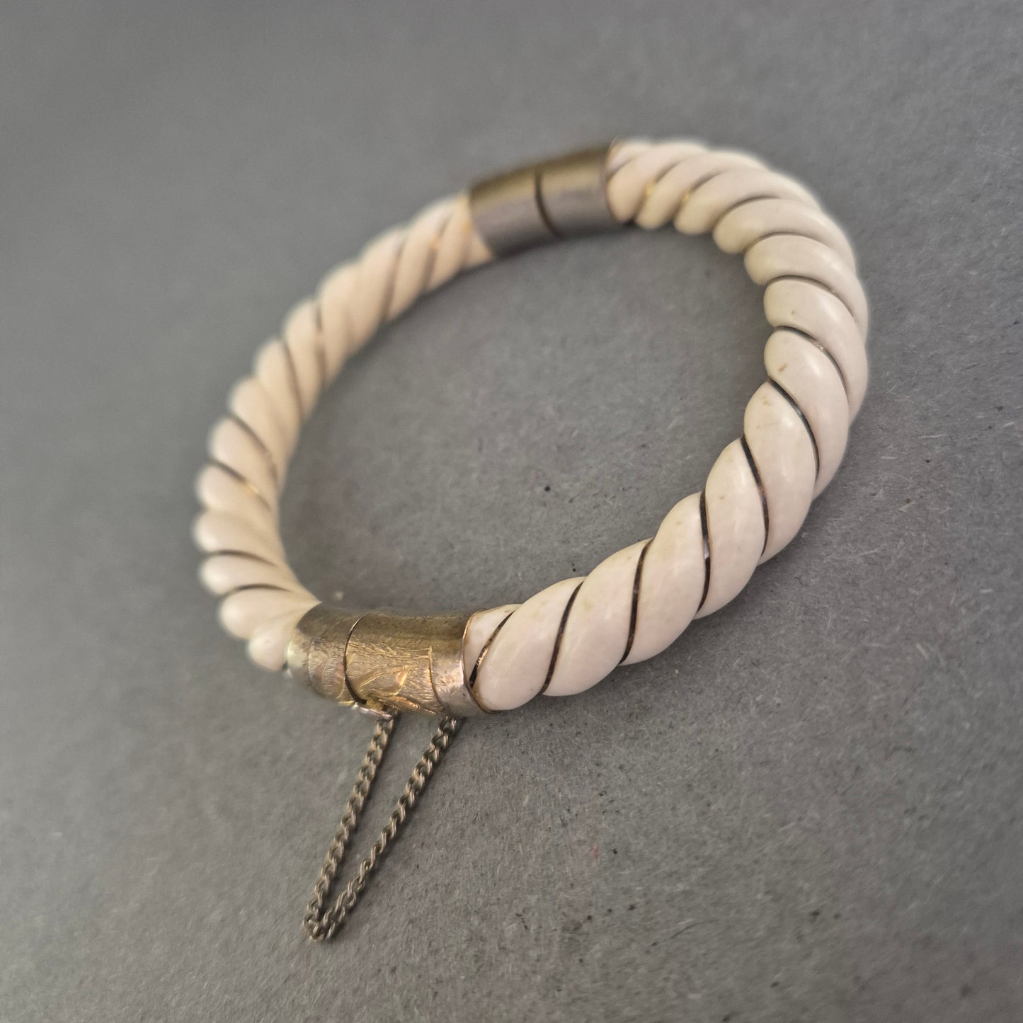 Antikes Armreif-Armband aus Bein – Gedrehtes Design mit Metallschließe