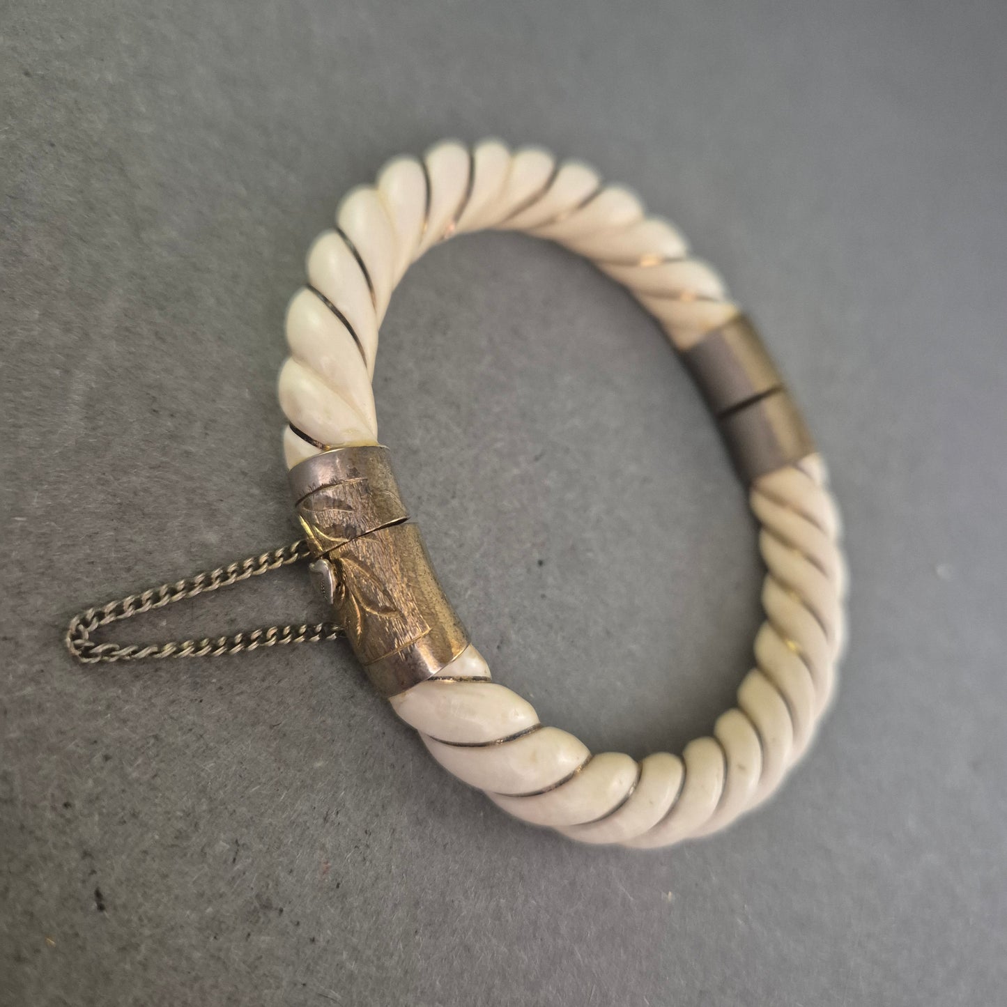 Antikes Armreif-Armband aus Bein – Gedrehtes Design mit Metallschließe