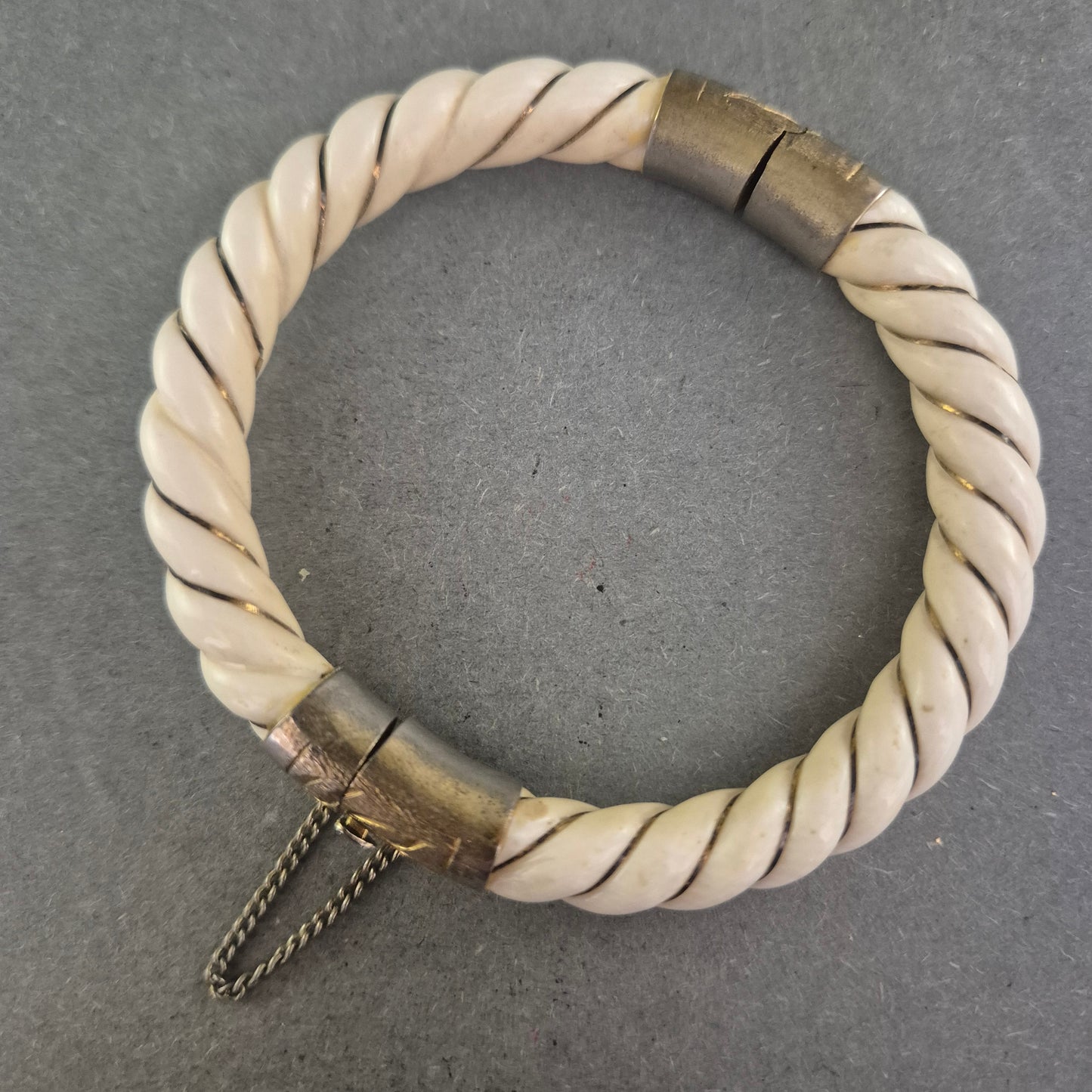 Antikes Armreif-Armband aus Bein – Gedrehtes Design mit Metallschließe