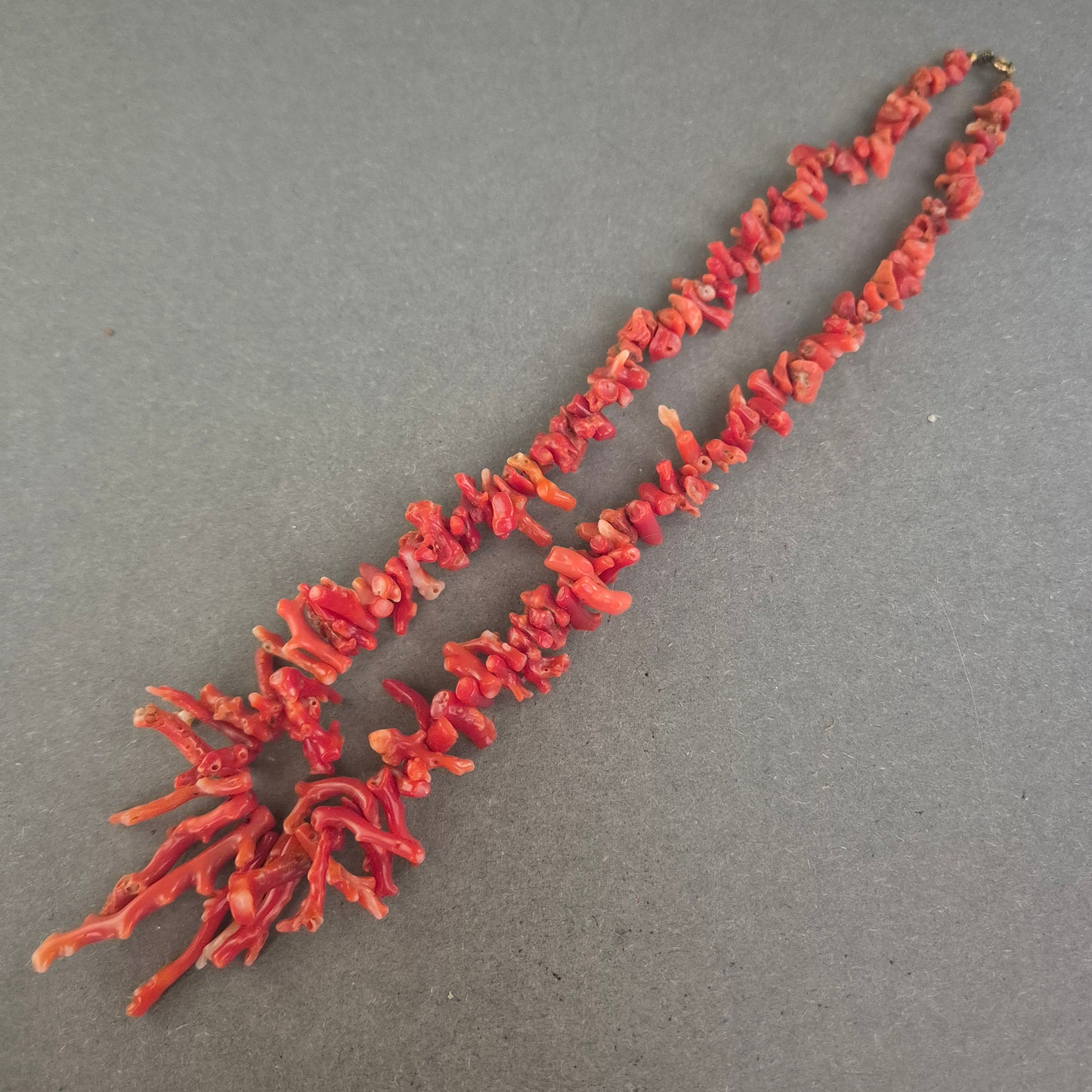 Antike Korallenkette aus Naturästen – Mediterraner Vintage-Schmuck