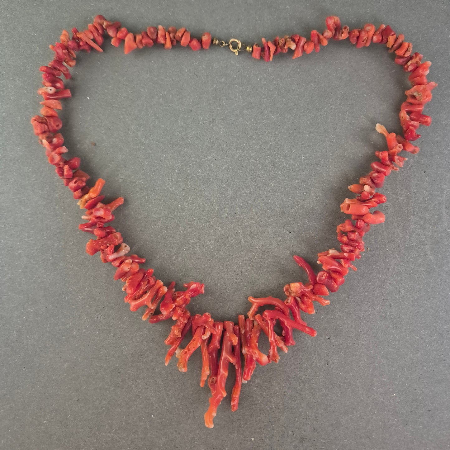 Antike Korallenkette aus Naturästen – Mediterraner Vintage-Schmuck