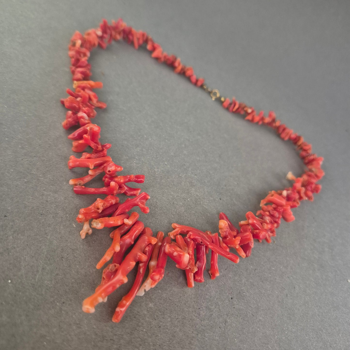 Antike Korallenkette aus Naturästen – Mediterraner Vintage-Schmuck