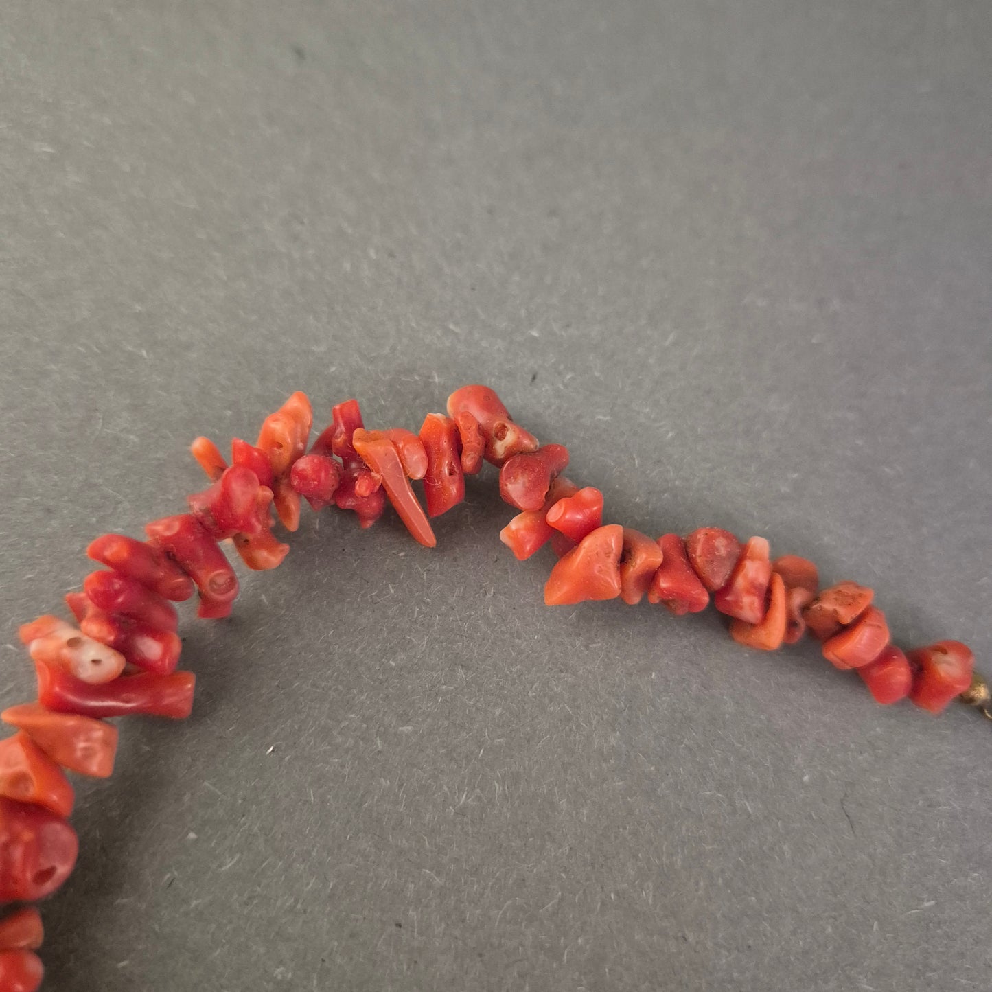 Antike Korallenkette aus Naturästen – Mediterraner Vintage-Schmuck