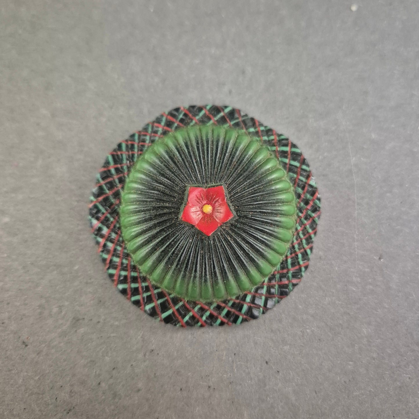 Vintage Brosche im Schottenmuster mit floraler Gravur – Unikat aus Bakelit