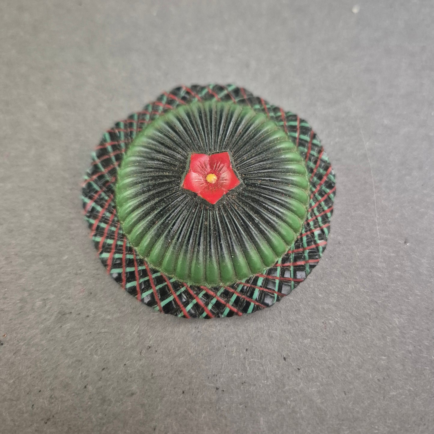 Vintage Brosche im Schottenmuster mit floraler Gravur – Unikat aus Bakelit