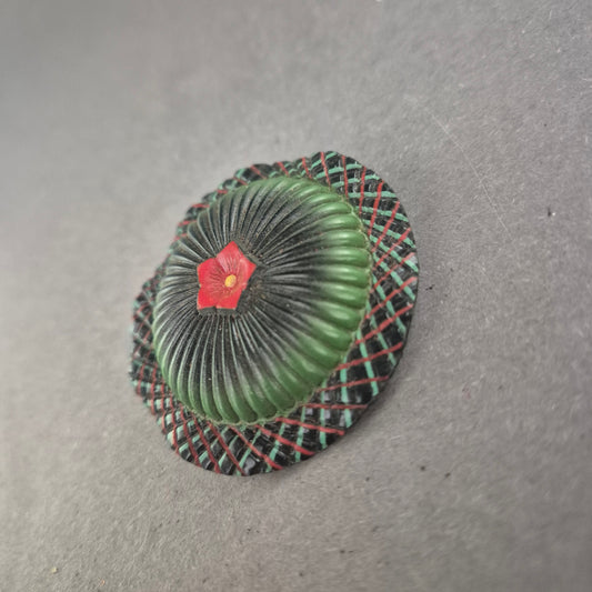 Vintage Brosche im Schottenmuster mit floraler Gravur – Unikat aus Bakelit